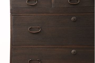 桐箪笥を綺麗に再生!背面と台輪を新しいものに取り替え、引き出し前板はパテで穴埋め。チェスナット系の着色仕上げ。