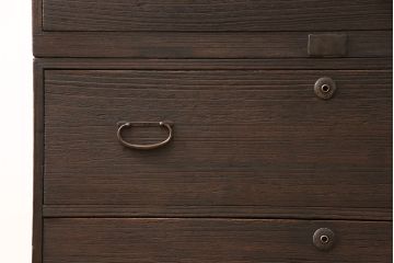 桐箪笥を綺麗に再生!背面と台輪を新しいものに取り替え、引き出し前板はパテで穴埋め。チェスナット系の着色仕上げ。