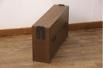 桐箪笥を壁掛け仏壇にリメイク!上下収納型開き戸に変更。内部は扉の開け閉めでライトが自動で点灯・消灯する仕様に。