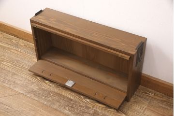 桐箪笥を壁掛け仏壇にリメイク!上下収納型開き戸に変更。内部は扉の開け閉めでライトが自動で点灯・消灯する仕様に。