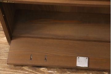 桐箪笥を壁掛け仏壇にリメイク!上下収納型開き戸に変更。内部は扉の開け閉めでライトが自動で点灯・消灯する仕様に。