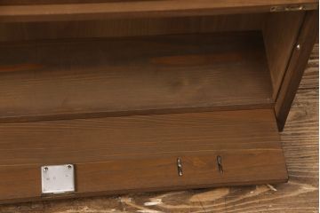 桐箪笥を壁掛け仏壇にリメイク!上下収納型開き戸に変更。内部は扉の開け閉めでライトが自動で点灯・消灯する仕様に。