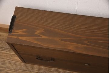 桐箪笥を壁掛け仏壇にリメイク!上下収納型開き戸に変更。内部は扉の開け閉めでライトが自動で点灯・消灯する仕様に。