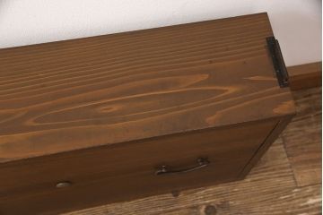 桐箪笥を壁掛け仏壇にリメイク!上下収納型開き戸に変更。内部は扉の開け閉めでライトが自動で点灯・消灯する仕様に。