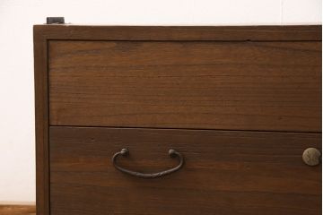 桐箪笥を壁掛け仏壇にリメイク!上下収納型開き戸に変更。内部は扉の開け閉めでライトが自動で点灯・消灯する仕様に。