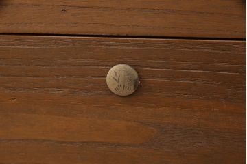 桐箪笥を壁掛け仏壇にリメイク!上下収納型開き戸に変更。内部は扉の開け閉めでライトが自動で点灯・消灯する仕様に。