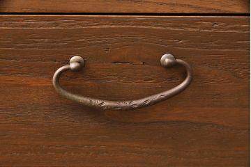 桐箪笥を壁掛け仏壇にリメイク!上下収納型開き戸に変更。内部は扉の開け閉めでライトが自動で点灯・消灯する仕様に。