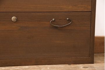 桐箪笥を壁掛け仏壇にリメイク!上下収納型開き戸に変更。内部は扉の開け閉めでライトが自動で点灯・消灯する仕様に。