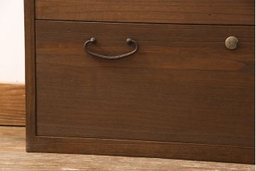 桐箪笥を壁掛け仏壇にリメイク!上下収納型開き戸に変更。内部は扉の開け閉めでライトが自動で点灯・消灯する仕様に。