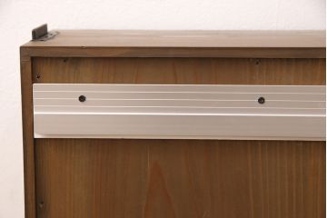 桐箪笥を壁掛け仏壇にリメイク!上下収納型開き戸に変更。内部は扉の開け閉めでライトが自動で点灯・消灯する仕様に。