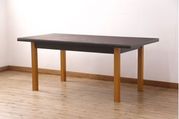 座卓をダイニングテーブルにリメイク!座卓の中央部分と新材で天板を製作。面取りをしたガラス天板を取り付け。(食卓)