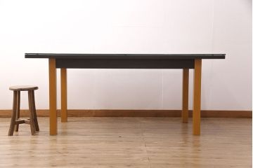座卓をダイニングテーブルにリメイク!座卓の中央部分と新材で天板を製作。面取りをしたガラス天板を取り付け。(食卓)