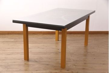 座卓をダイニングテーブルにリメイク!座卓の中央部分と新材で天板を製作。面取りをしたガラス天板を取り付け。(食卓)