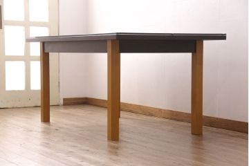 座卓をダイニングテーブルにリメイク!座卓の中央部分と新材で天板を製作。面取りをしたガラス天板を取り付け。(食卓)