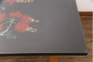 座卓をダイニングテーブルにリメイク!座卓の中央部分と新材で天板を製作。面取りをしたガラス天板を取り付け。(食卓)