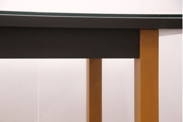 座卓をダイニングテーブルにリメイク!座卓の中央部分と新材で天板を製作。面取りをしたガラス天板を取り付け。(食卓)