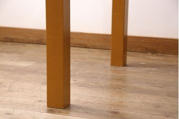 座卓をダイニングテーブルにリメイク!座卓の中央部分と新材で天板を製作。面取りをしたガラス天板を取り付け。(食卓)