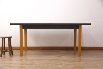 座卓をダイニングテーブルにリメイク!座卓の中央部分と新材で天板を製作。面取りをしたガラス天板を取り付け。(食卓)