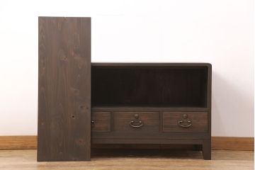 桐箪笥をサイドボードにリメイク!引き戸にモールガラスをはめ込み、引手を交換。天板の補強しと、木製脚の取り付け。既存の棚は取り外して可動式タイプの棚板を製作。着色仕上げ。