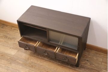 桐箪笥をサイドボードにリメイク!引き戸にモールガラスをはめ込み、引手を交換。天板の補強しと、木製脚の取り付け。既存の棚は取り外して可動式タイプの棚板を製作。着色仕上げ。