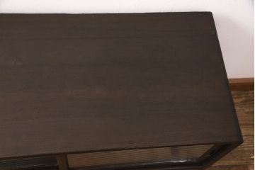 桐箪笥をサイドボードにリメイク!引き戸にモールガラスをはめ込み、引手を交換。天板の補強しと、木製脚の取り付け。既存の棚は取り外して可動式タイプの棚板を製作。着色仕上げ。