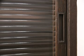 桐箪笥をサイドボードにリメイク!引き戸にモールガラスをはめ込み、引手を交換。天板の補強しと、木製脚の取り付け。既存の棚は取り外して可動式タイプの棚板を製作。着色仕上げ。