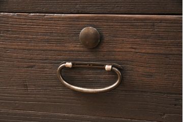 桐箪笥をサイドボードにリメイク!引き戸にモールガラスをはめ込み、引手を交換。天板の補強しと、木製脚の取り付け。既存の棚は取り外して可動式タイプの棚板を製作。着色仕上げ。