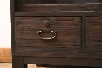 桐箪笥をサイドボードにリメイク!引き戸にモールガラスをはめ込み、引手を交換。天板の補強しと、木製脚の取り付け。既存の棚は取り外して可動式タイプの棚板を製作。着色仕上げ。