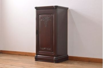 着物箪笥をチェストと卓上鏡にリメイク!幅と奥行きをリサイズし、内部の仕切りは取り払い、衣装盆と引き出しも合わせて縮小。衣装盆の余り材を鏡の枠に使用しミラーを取り付けて卓上鏡に加工。