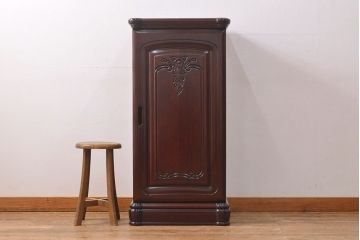 着物箪笥をチェストと卓上鏡にリメイク!幅と奥行きをリサイズし、内部の仕切りは取り払い、衣装盆と引き出しも合わせて縮小。衣装盆の余り材を鏡の枠に使用しミラーを取り付けて卓上鏡に加工。