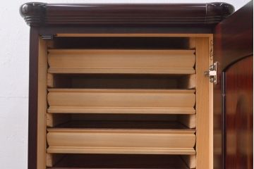 着物箪笥をチェストと卓上鏡にリメイク!幅と奥行きをリサイズし、内部の仕切りは取り払い、衣装盆と引き出しも合わせて縮小。衣装盆の余り材を鏡の枠に使用しミラーを取り付けて卓上鏡に加工。