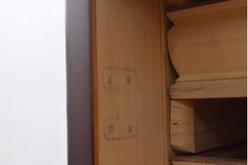 着物箪笥をチェストと卓上鏡にリメイク!幅と奥行きをリサイズし、内部の仕切りは取り払い、衣装盆と引き出しも合わせて縮小。衣装盆の余り材を鏡の枠に使用しミラーを取り付けて卓上鏡に加工。