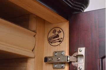 着物箪笥をチェストと卓上鏡にリメイク!幅と奥行きをリサイズし、内部の仕切りは取り払い、衣装盆と引き出しも合わせて縮小。衣装盆の余り材を鏡の枠に使用しミラーを取り付けて卓上鏡に加工。