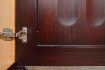 着物箪笥をチェストと卓上鏡にリメイク!幅と奥行きをリサイズし、内部の仕切りは取り払い、衣装盆と引き出しも合わせて縮小。衣装盆の余り材を鏡の枠に使用しミラーを取り付けて卓上鏡に加工。