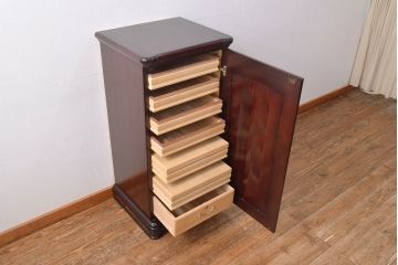 着物箪笥をチェストと卓上鏡にリメイク!幅と奥行きをリサイズし、内部の仕切りは取り払い、衣装盆と引き出しも合わせて縮小。衣装盆の余り材を鏡の枠に使用しミラーを取り付けて卓上鏡に加工。