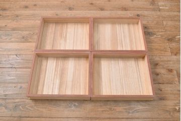 着物箪笥をチェストと卓上鏡にリメイク!幅と奥行きをリサイズし、内部の仕切りは取り払い、衣装盆と引き出しも合わせて縮小。衣装盆の余り材を鏡の枠に使用しミラーを取り付けて卓上鏡に加工。