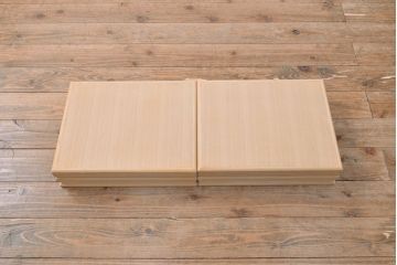 着物箪笥をチェストと卓上鏡にリメイク!幅と奥行きをリサイズし、内部の仕切りは取り払い、衣装盆と引き出しも合わせて縮小。衣装盆の余り材を鏡の枠に使用しミラーを取り付けて卓上鏡に加工。