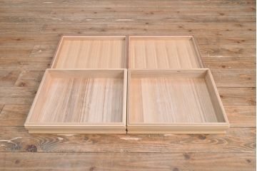 着物箪笥をチェストと卓上鏡にリメイク!幅と奥行きをリサイズし、内部の仕切りは取り払い、衣装盆と引き出しも合わせて縮小。衣装盆の余り材を鏡の枠に使用しミラーを取り付けて卓上鏡に加工。