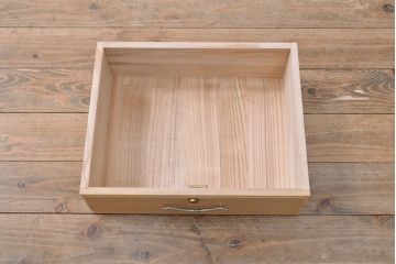 着物箪笥をチェストと卓上鏡にリメイク!幅と奥行きをリサイズし、内部の仕切りは取り払い、衣装盆と引き出しも合わせて縮小。衣装盆の余り材を鏡の枠に使用しミラーを取り付けて卓上鏡に加工。