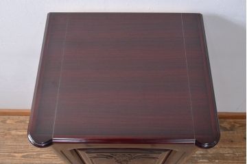 着物箪笥をチェストと卓上鏡にリメイク!幅と奥行きをリサイズし、内部の仕切りは取り払い、衣装盆と引き出しも合わせて縮小。衣装盆の余り材を鏡の枠に使用しミラーを取り付けて卓上鏡に加工。