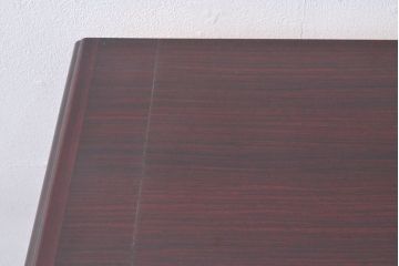 着物箪笥をチェストと卓上鏡にリメイク!幅と奥行きをリサイズし、内部の仕切りは取り払い、衣装盆と引き出しも合わせて縮小。衣装盆の余り材を鏡の枠に使用しミラーを取り付けて卓上鏡に加工。