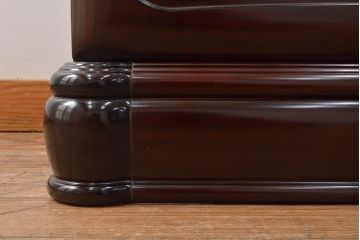 着物箪笥をチェストと卓上鏡にリメイク!幅と奥行きをリサイズし、内部の仕切りは取り払い、衣装盆と引き出しも合わせて縮小。衣装盆の余り材を鏡の枠に使用しミラーを取り付けて卓上鏡に加工。