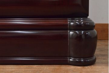 着物箪笥をチェストと卓上鏡にリメイク!幅と奥行きをリサイズし、内部の仕切りは取り払い、衣装盆と引き出しも合わせて縮小。衣装盆の余り材を鏡の枠に使用しミラーを取り付けて卓上鏡に加工。