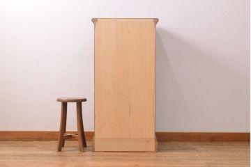 着物箪笥をチェストと卓上鏡にリメイク!幅と奥行きをリサイズし、内部の仕切りは取り払い、衣装盆と引き出しも合わせて縮小。衣装盆の余り材を鏡の枠に使用しミラーを取り付けて卓上鏡に加工。