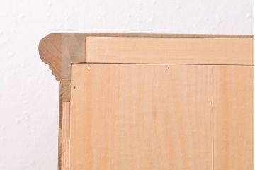 着物箪笥をチェストと卓上鏡にリメイク!幅と奥行きをリサイズし、内部の仕切りは取り払い、衣装盆と引き出しも合わせて縮小。衣装盆の余り材を鏡の枠に使用しミラーを取り付けて卓上鏡に加工。