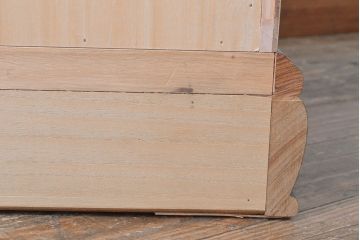 着物箪笥をチェストと卓上鏡にリメイク!幅と奥行きをリサイズし、内部の仕切りは取り払い、衣装盆と引き出しも合わせて縮小。衣装盆の余り材を鏡の枠に使用しミラーを取り付けて卓上鏡に加工。