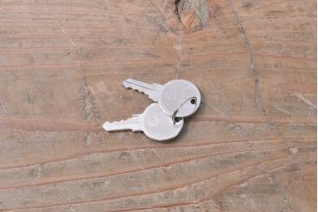 着物箪笥をチェストと卓上鏡にリメイク!幅と奥行きをリサイズし、内部の仕切りは取り払い、衣装盆と引き出しも合わせて縮小。衣装盆の余り材を鏡の枠に使用しミラーを取り付けて卓上鏡に加工。