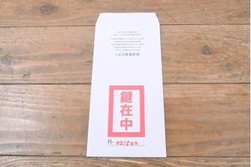 着物箪笥をチェストと卓上鏡にリメイク!幅と奥行きをリサイズし、内部の仕切りは取り払い、衣装盆と引き出しも合わせて縮小。衣装盆の余り材を鏡の枠に使用しミラーを取り付けて卓上鏡に加工。
