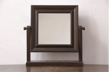 着物箪笥をチェストと卓上鏡にリメイク!幅と奥行きをリサイズし、内部の仕切りは取り払い、衣装盆と引き出しも合わせて縮小。衣装盆の余り材を鏡の枠に使用しミラーを取り付けて卓上鏡に加工。