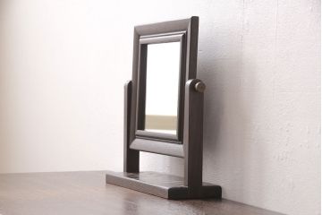 着物箪笥をチェストと卓上鏡にリメイク!幅と奥行きをリサイズし、内部の仕切りは取り払い、衣装盆と引き出しも合わせて縮小。衣装盆の余り材を鏡の枠に使用しミラーを取り付けて卓上鏡に加工。